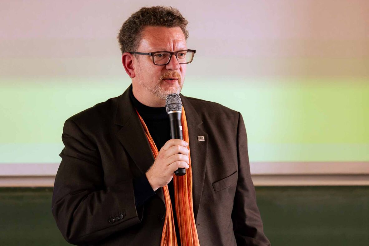 Moderator des Festakts Karsten Ley mit dem Mikrofon in der Hand.