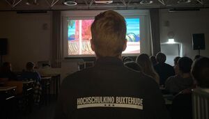 Mensch von Hinten vor einer Leinwand