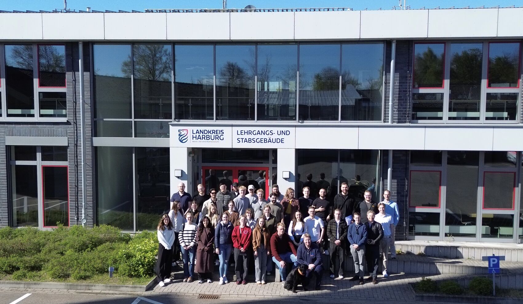 Gruppenfoto Studierende vor Feuerwehr-Zentrale in Hittfeld