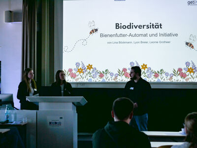 Auszubildende bei ihrer Präsentation