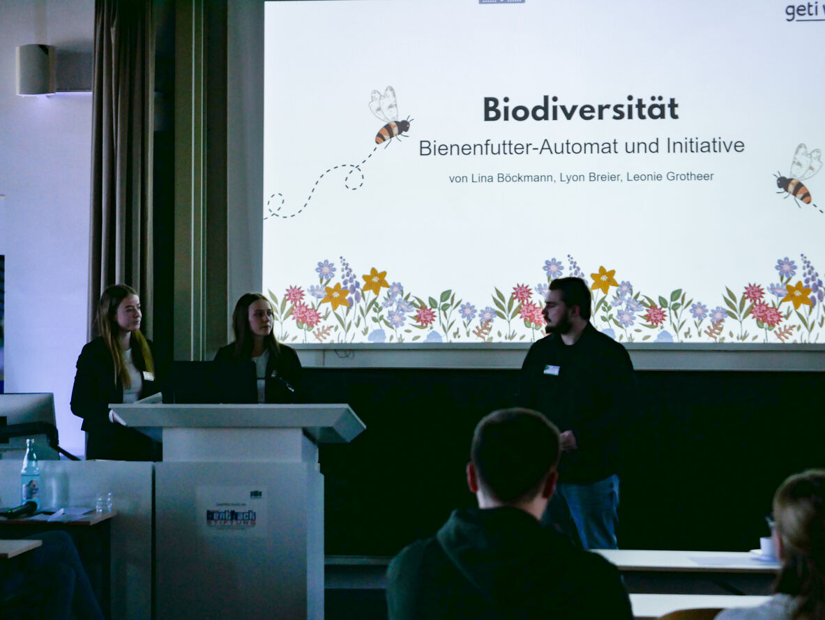 Auszubildende bei ihrer Präsentation