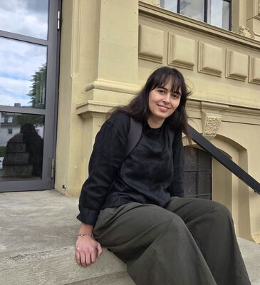 Gaststudentin Erika Putyer vor der hochschule 21