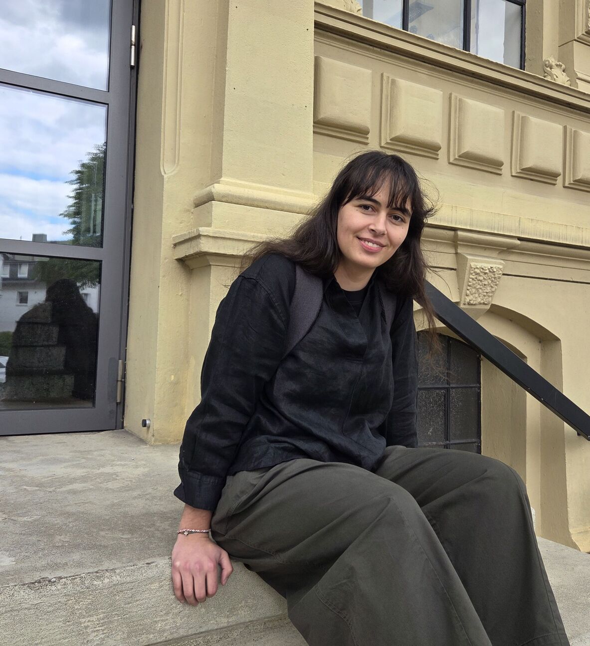 Gaststudentin Erika Putyer vor der hochschule 21