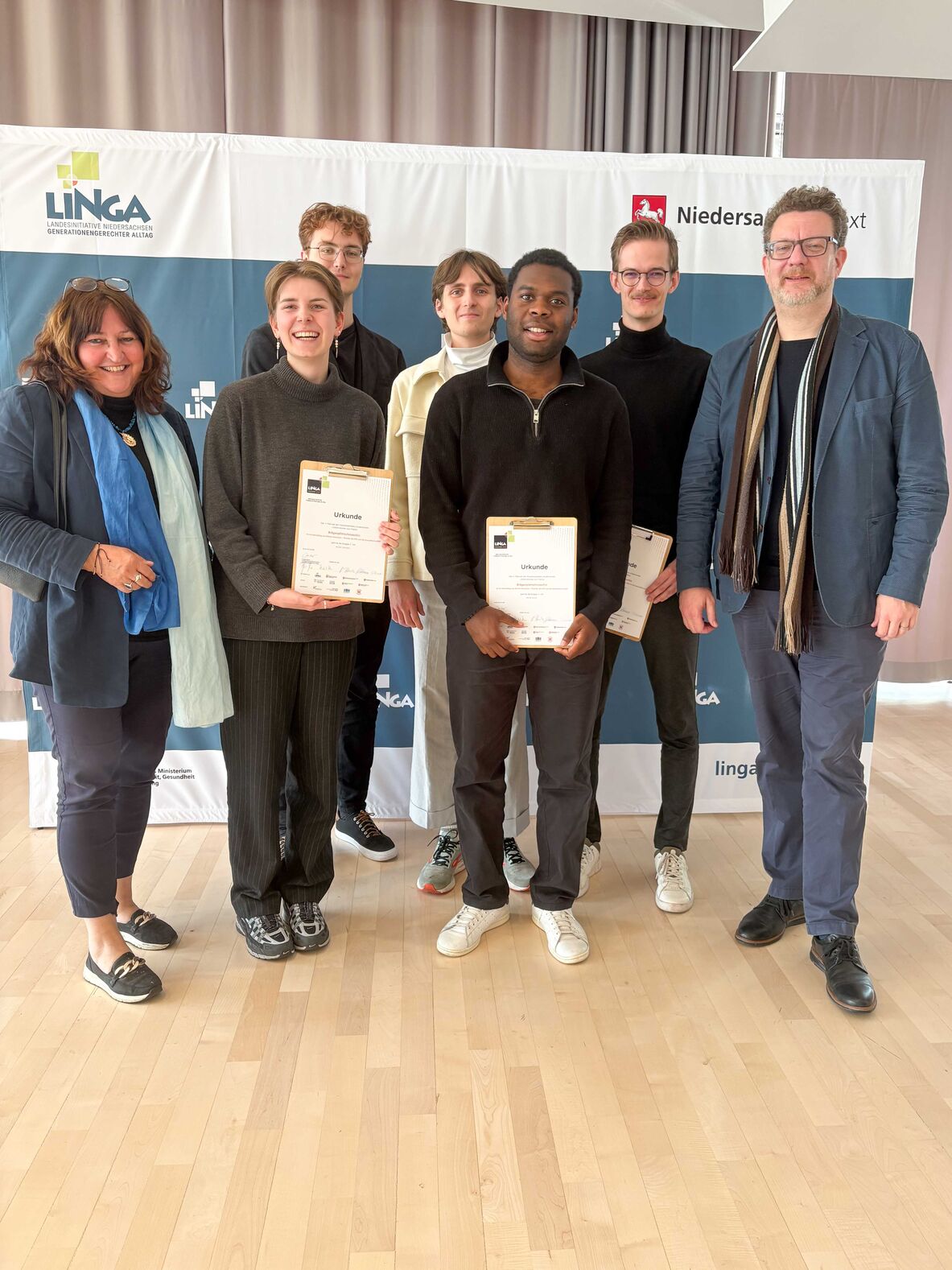 Gruppenfoto der Studierenden mit Prof. Dr. med. Barbara Zimmermann und Prof. Dr.-Ing. Karsten Ley.