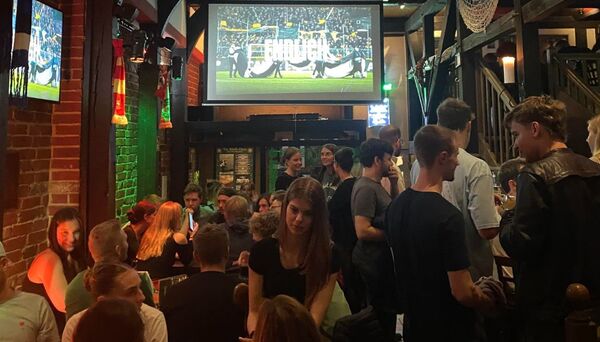 Kneipe mit vielen Menschen