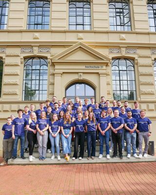 Gruppenfoto vor dem Gebäude der hochschule 21.