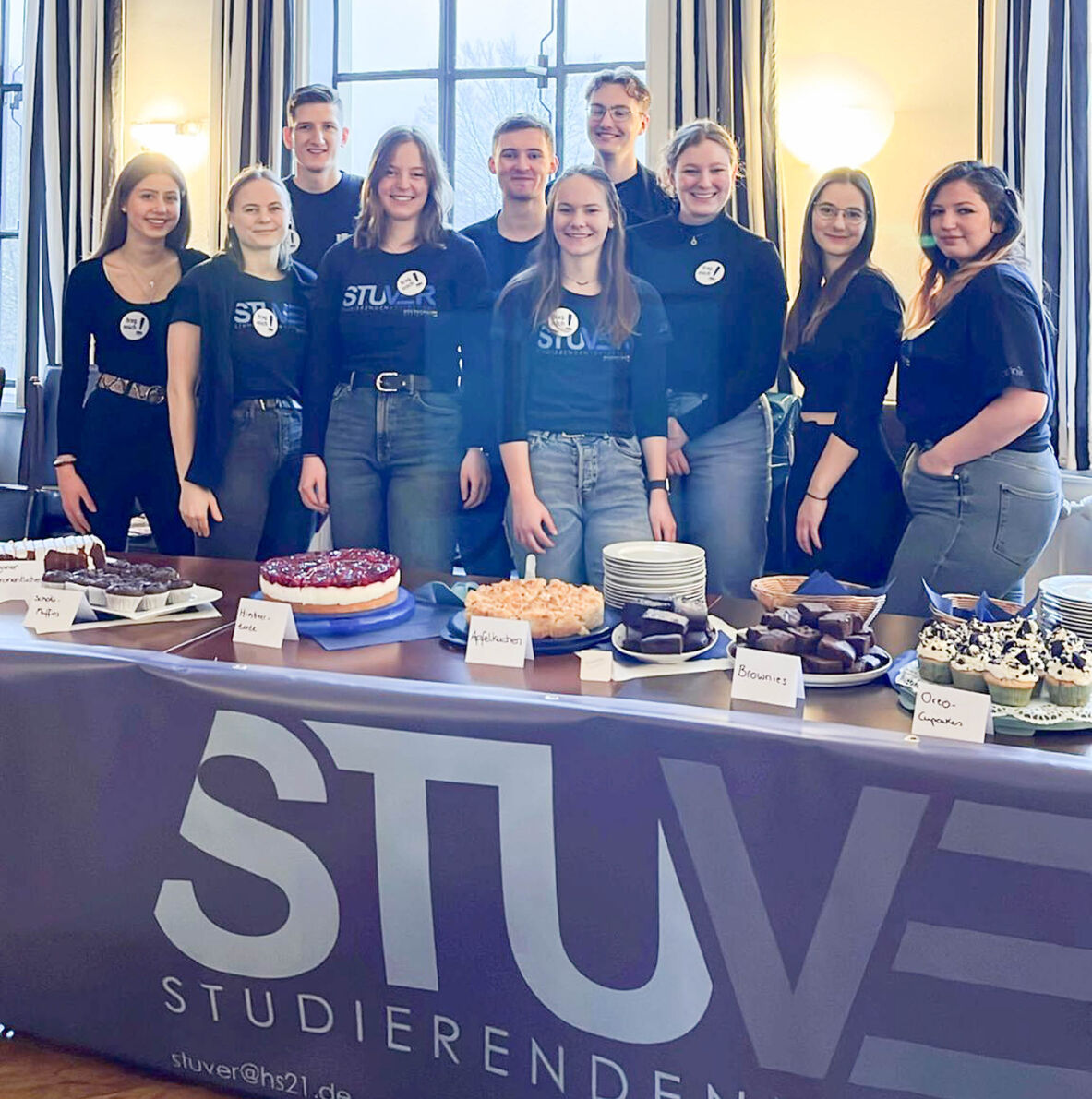 Gruppenfoto der StuVer beim Kuchenverkauf