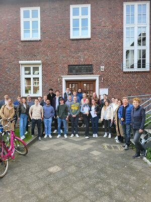 Studierende vor dem Gebäude Buxbau