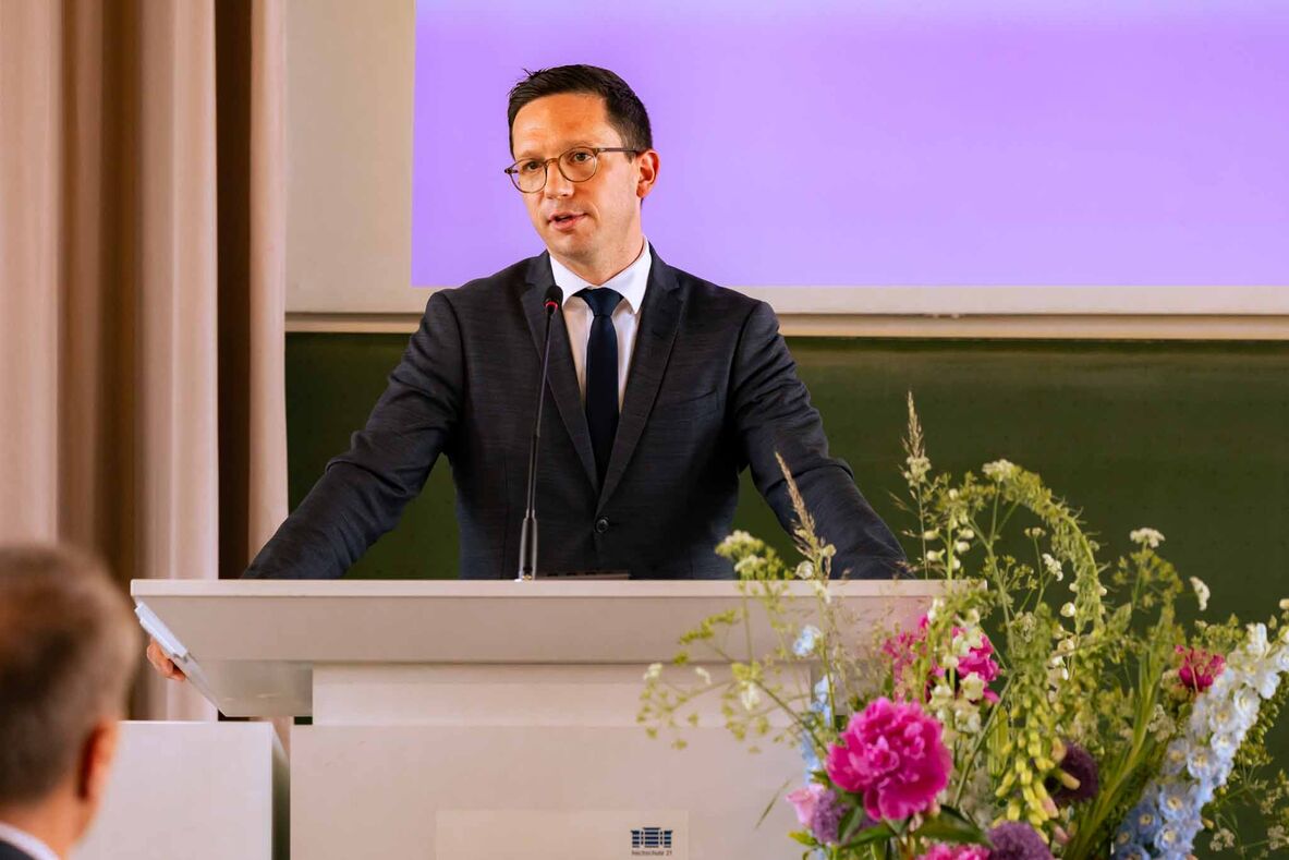 Falko Mohrs steht am Rednerpult und hält sein Grußwort.