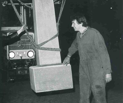 Der fertige Obelisk wird mit einem Gabelstapler zu seinem Standort gebracht