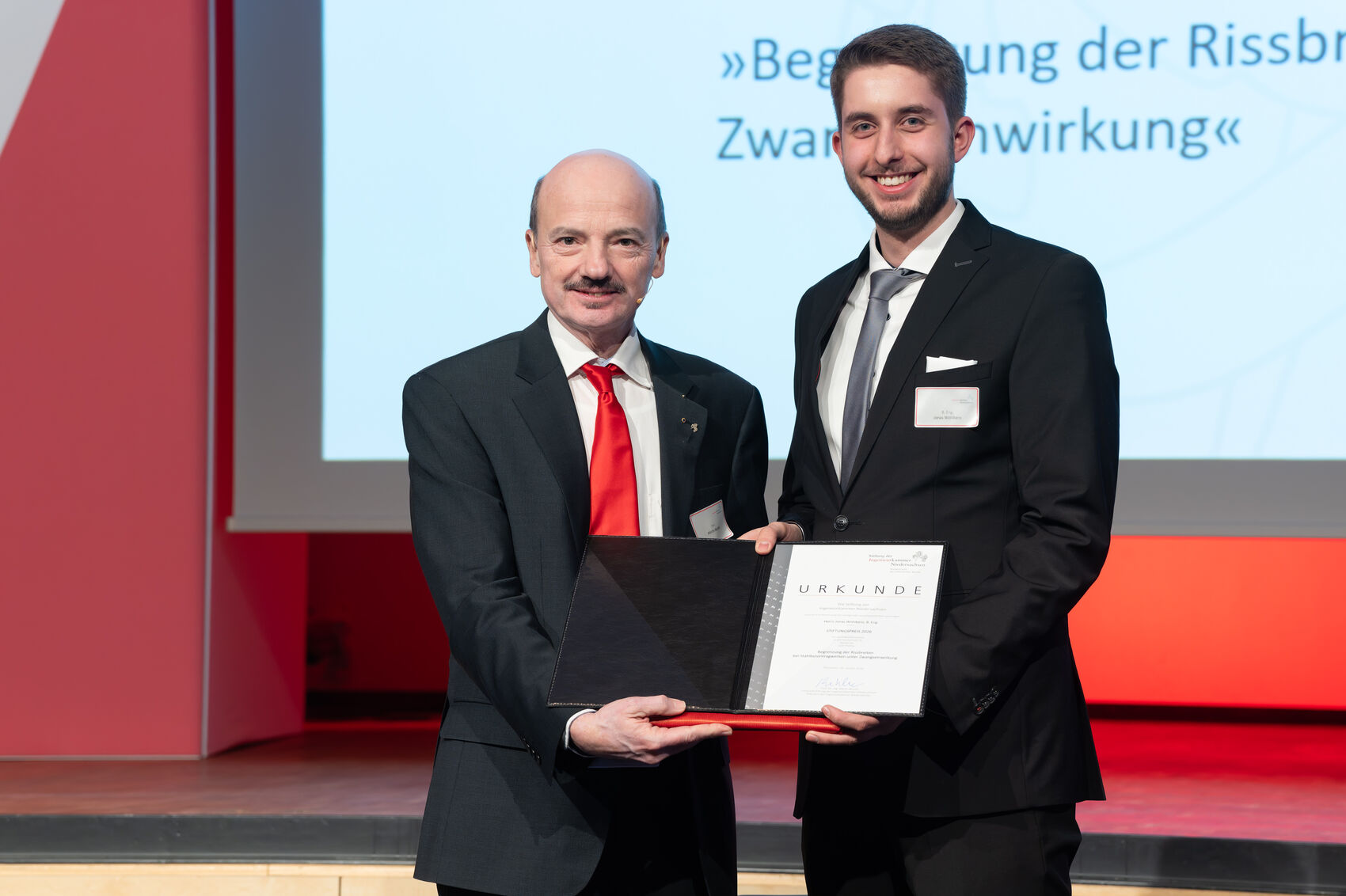 Martin Betzlar überreicht Jonas Wöhlkens Urkunde