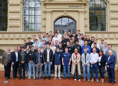 Gruppenfoto der Erstsemester aus dem Fachbereich Technik mit der Hochschulleitung und Professorinnen und Professoren vor dem Hochschulgebäude.