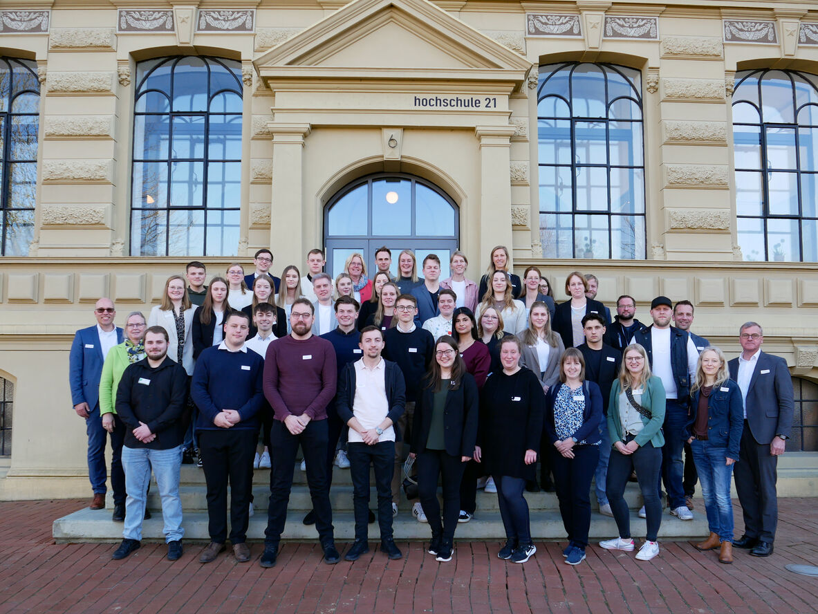 Gruppenfoto vor der hochschule 21 mit allen Teilnehmer/innen der Abschlussveranstaltung der Energie Scouts