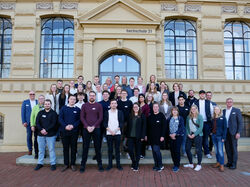 Gruppenbild aller Teilnehmenden bei den EnergieScouts vor dem Hochschulgebäude.