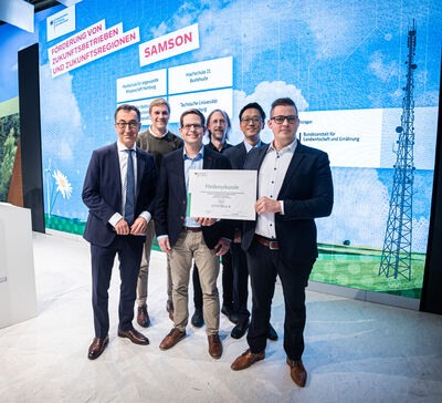 Gruppenfoto von links nach rechts mit Bundesminister Cem Özdemir überreicht den Förderbescheid an Alexander Kammann (hochschule 21), Christian Böhlmann (Fraunhofer IFAM), Prof. Dr. Tim Tiedemann (HAW Hamburg), Jiahua Wei (TU Hamburg) und Benjamin Schulze (Fraunhofer IFAM)