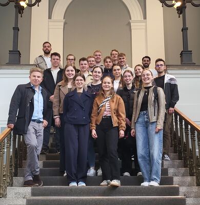 Die WBI-Studierenden stehen mit Prof. Dr. Benjamin Beug auf einer Treppe im Gebäude der Handelskammer Hamburg.