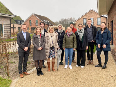 Gruppenfoto der Vertreter der einzelnen EnQuaFlex-Partner im Wohnquartier SmartCity