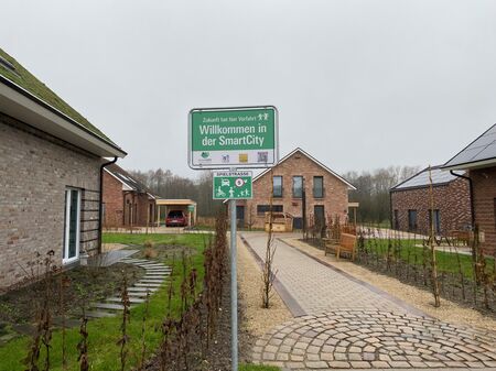 Das Hinweisschild zur SmartCity am Durchgang zum Quartier