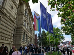 Die Progress Pride Flagge vor dem Gebäude der hochschule 21