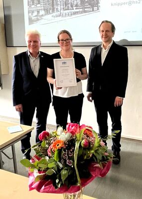 Ulla Knipper mit dem Präsidenten und Geschäftsführer der hochschule 21