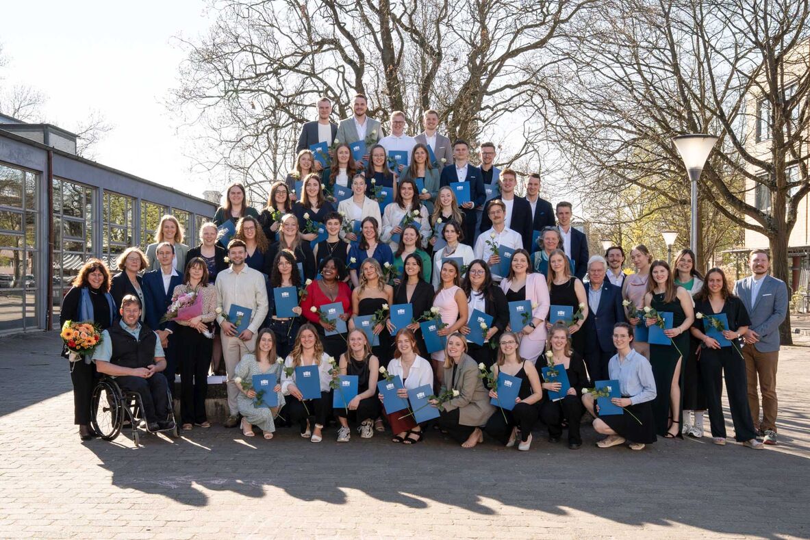 Gruppenfoto der Absolventinnen und Absolventen der dualen Studiengänge Physiotherapie und Pflege.