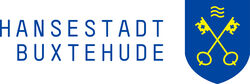 Links blaue Schrift "Hansestadt Buxtehude", rechts Logo Buxtehude mit gekreuzten Schlüsseln auf blauem Grund