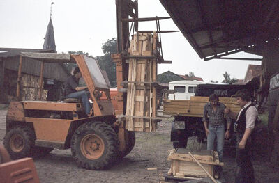 Die Schalung wird mit einem Gabelstapler auf das Fundament gesetzt