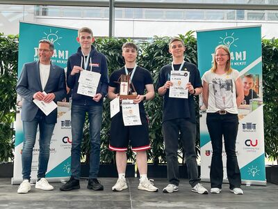 Die Sieger des Roboterrennens mit ihren Urkunden auf der Bühne