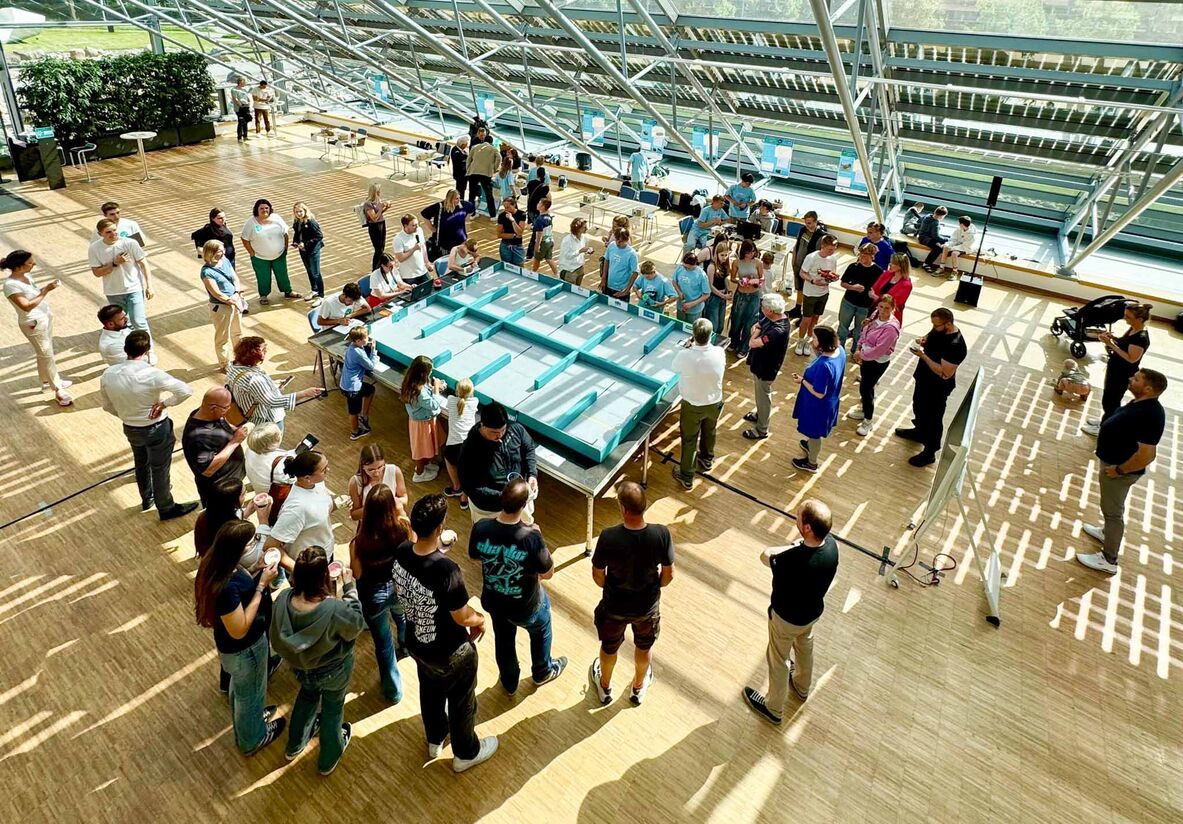 Der Parcours in der Solarhalle von oben, um den viele Menschen zum Zuschauen stehen.