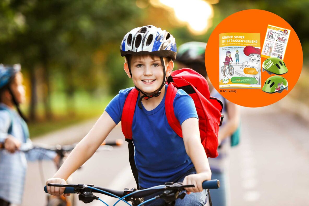 Ein Junge steht mit seinem Fahrrad und lächelt. In der rechten oberen Ecke sind das Arbeitsbuch, Helme und ein Plakat der Radfahrausbildung eingefügt.