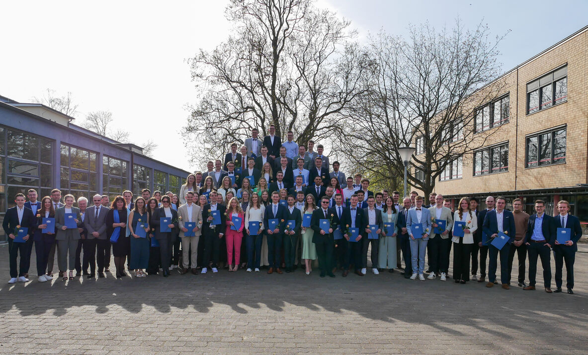 Gruppenfoto aller Absolventinnen und Absolventen aus den Fachbereichen Bauwesen und Technik nach der Zeugnisvergabe im April 2025.