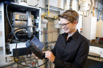 Studentin in der Gebädetechnik