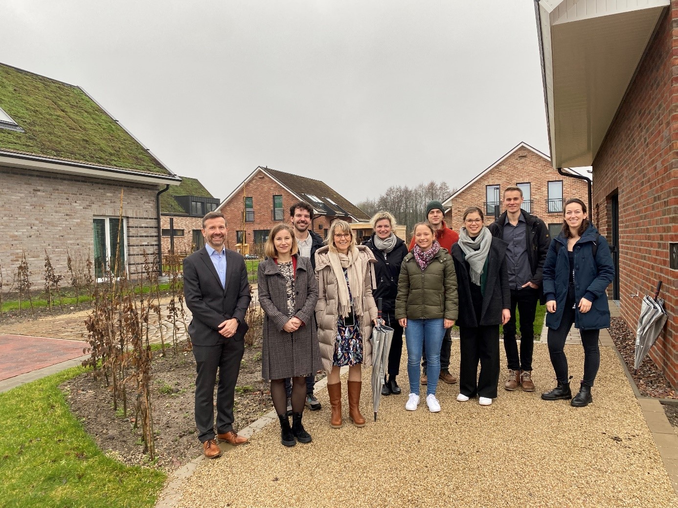 Die Projektpartner beim offiziellen Projektauftakt in der SmartCity in Harsefeld (v.l.n.r. Prof. Dr.-Ing. Nicolei Beckmann, hs21; Dr.-Ing. Elena Paul, Viebrockhaus AG; Mats Bednarczyk, Green Planet Energy eG; Susanne Karrasch, Viebrockhaus AG; Dr. Isabell Schwenkert, synavision GmbH; Nicole Koczorek, RWTH Aachen; Paul-Levin Siedentopf, synavision GmbH; Karina Witten, hs21; Arne Surmann, Fraunhofer ISE; Laura Maier, RWTH Aachen).