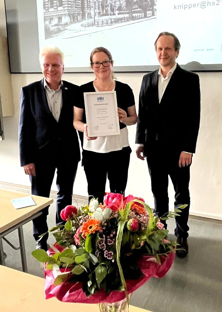 Ulla Knipper mit dem Präsidenten und Geschäftsführer der hochschule 21