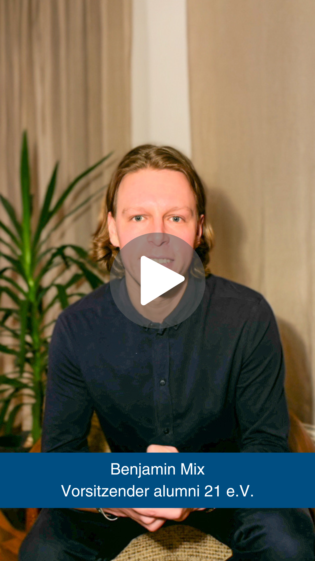 Titelbild zum Grußwort-Video von Benjamin Mix, Vorsitzender alumni e.V.